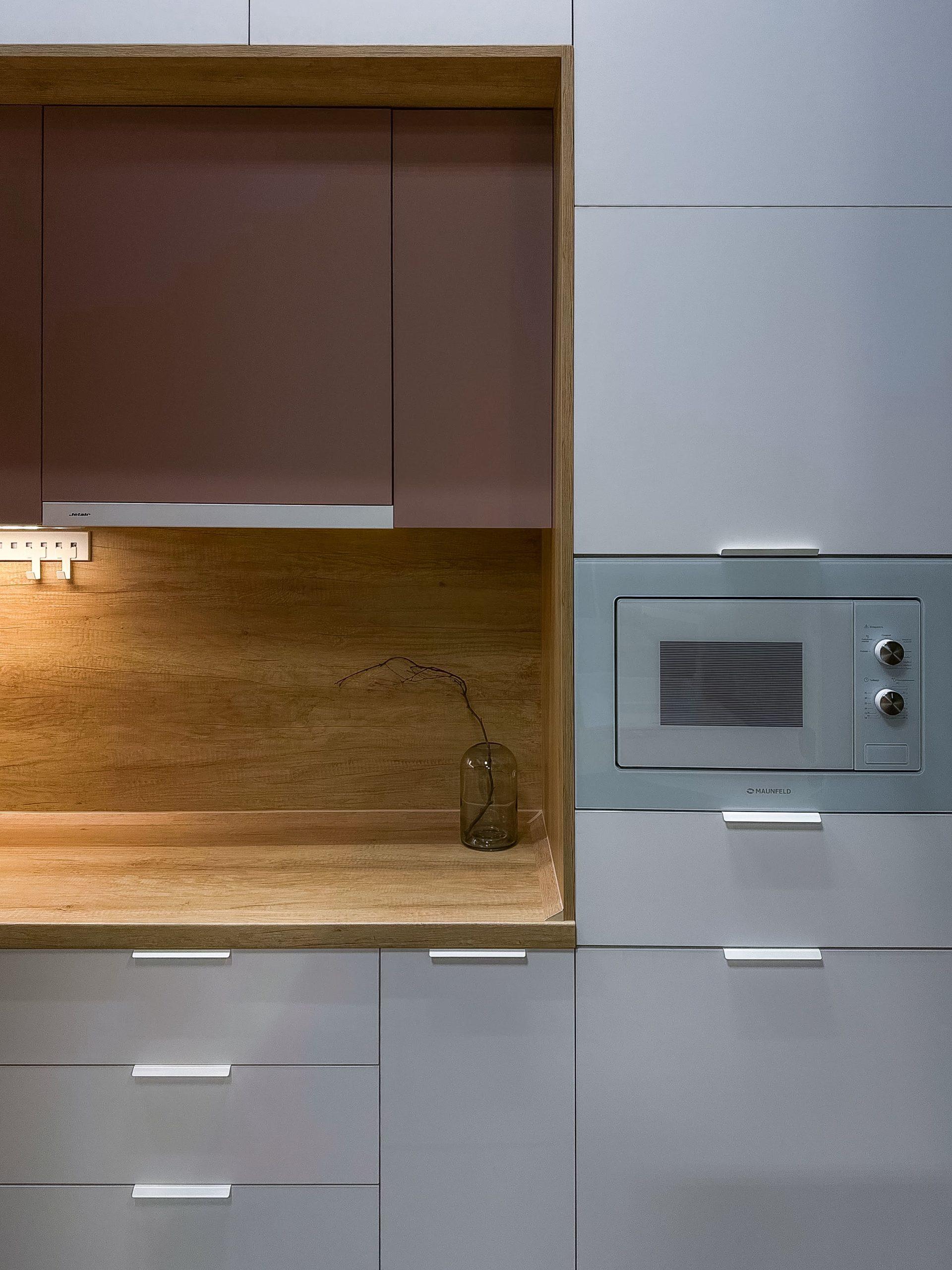 Кухня пыльная роза с белыми антресолями