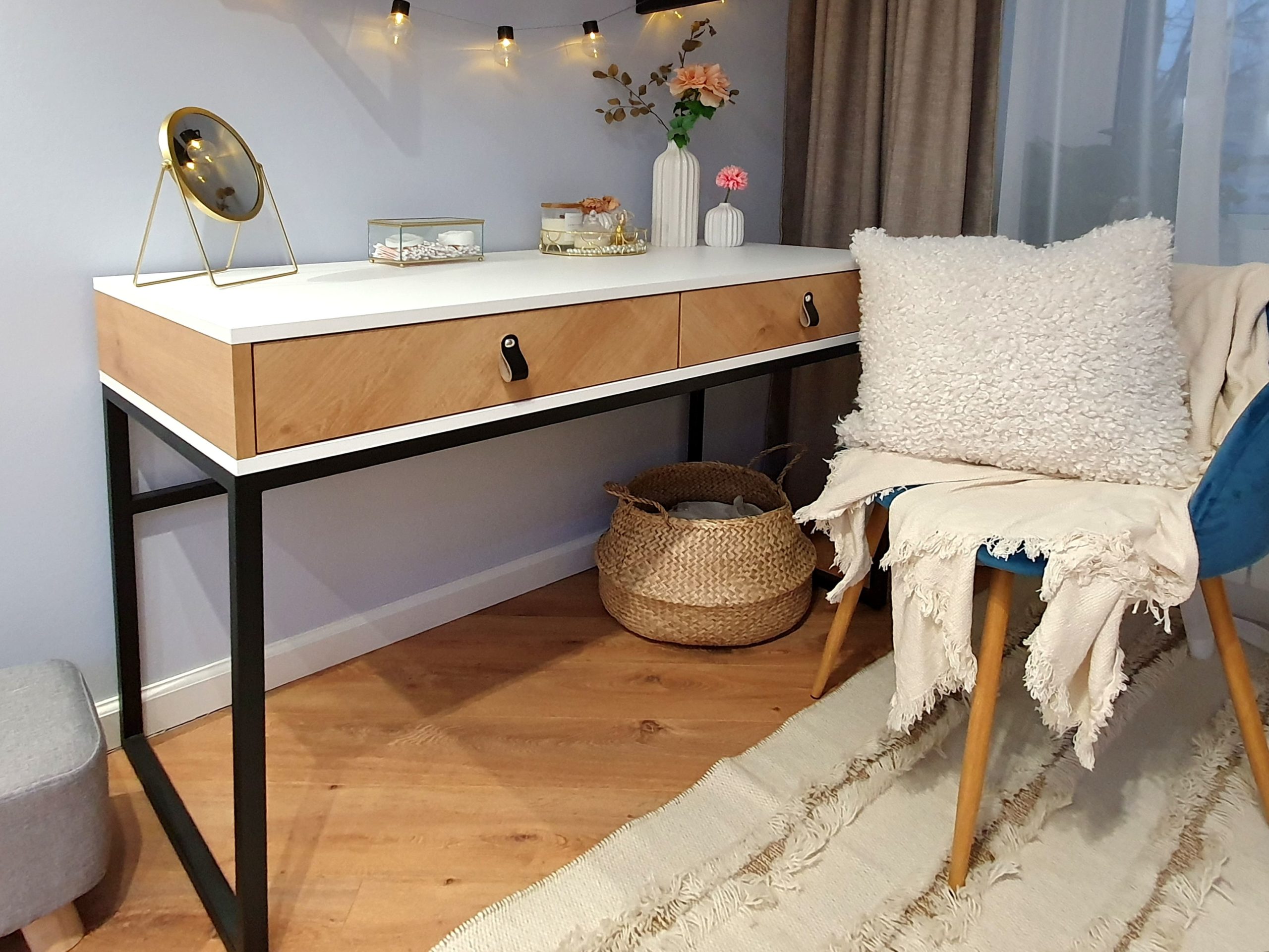 Гардеробная комната с комодом и столиком