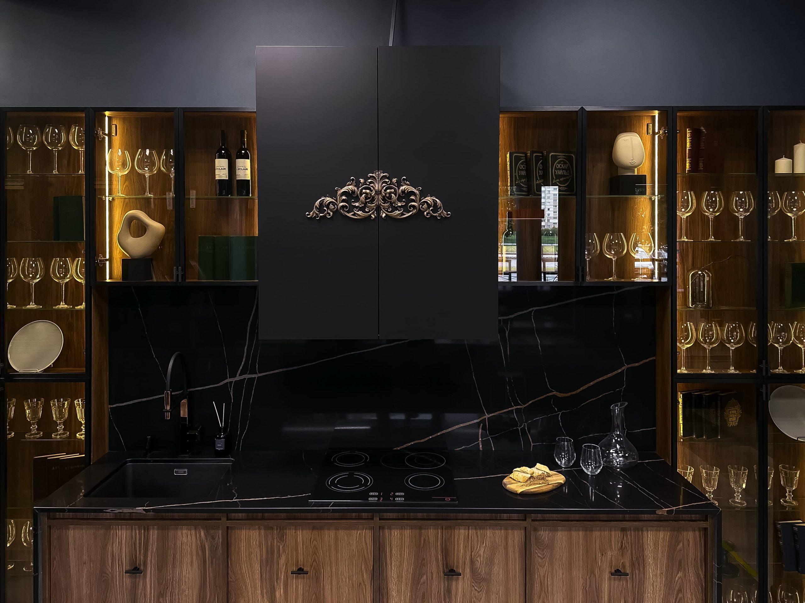 Кухня с витринами