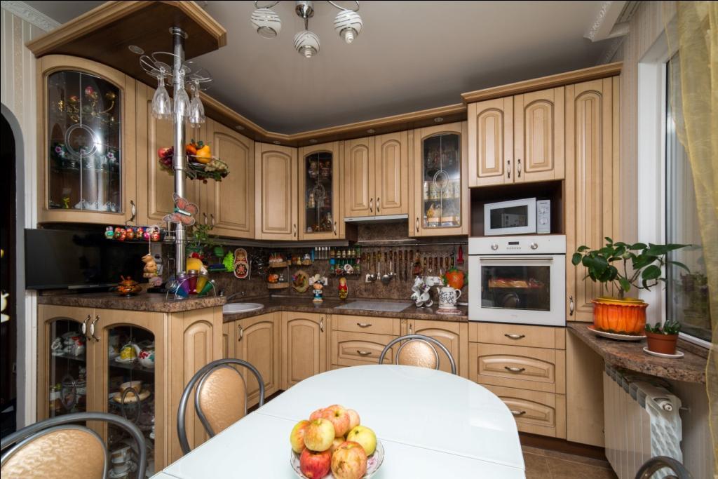 Кухня с патиной клен с барной стойкой