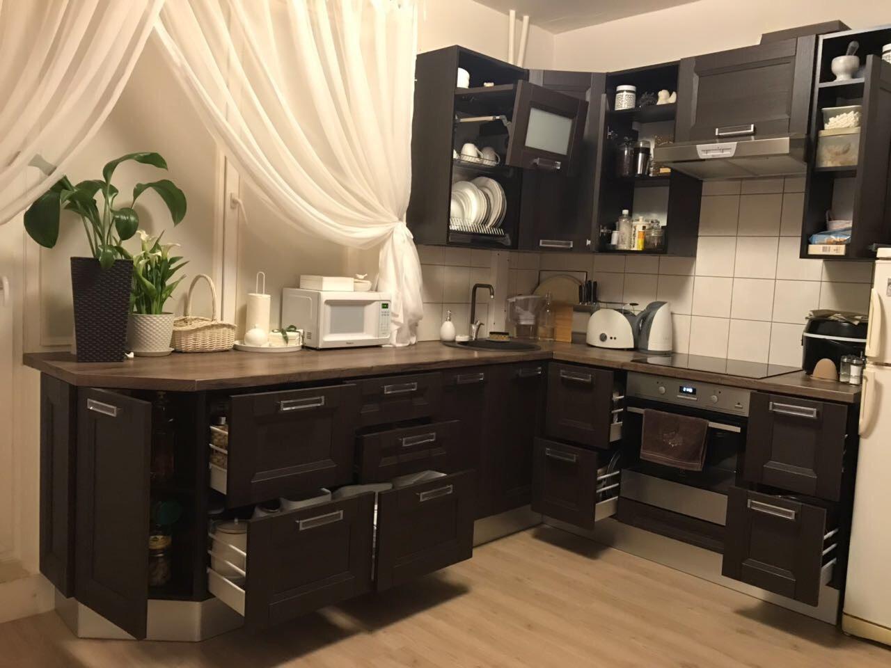 Кухня Марсель цвета венге с рабочей зоной у окна